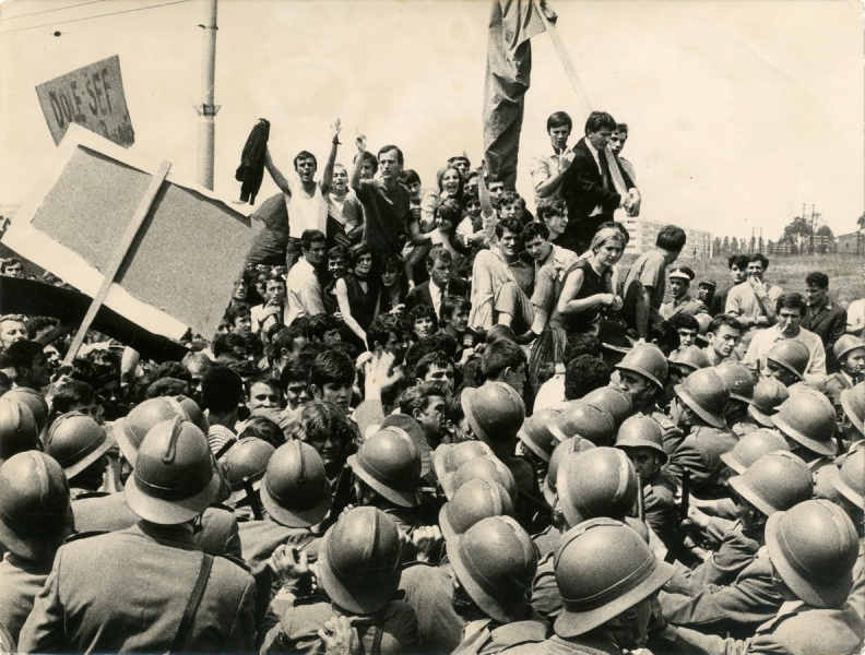1968년 베오그라드 학생 시위 참가자와 경찰의 대치